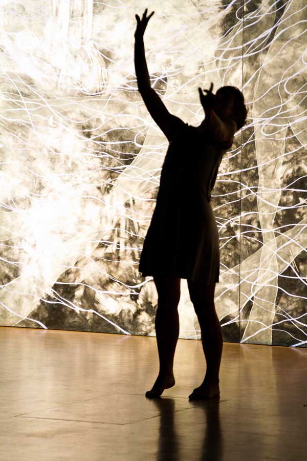 cristina-cocco-spettacolo-multimediale-levitazioni-2011-danzatrice-margherita-pirotto