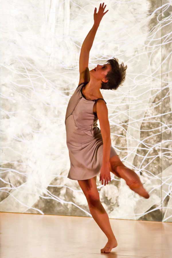 cristina-cocco-spettacolo-multimediale-levitazioni-centro-culturale-altinate-2011-performer-e-coreografa-margherita-pirotto