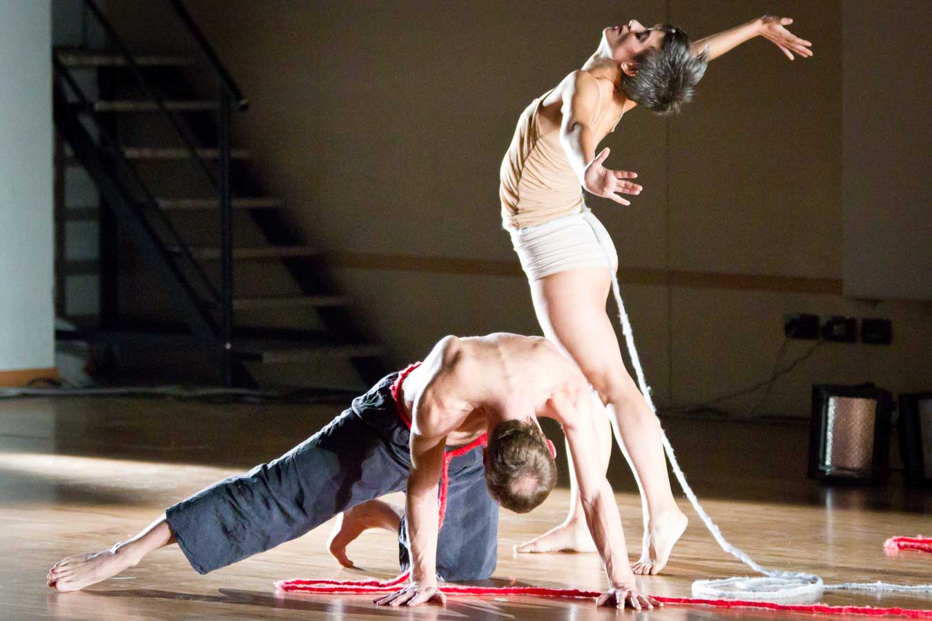 cristina-cocco-spettacolo-multimediale-levitazioni-performer-margherita-pirotto-centro-culturale-san-gaetano-2011